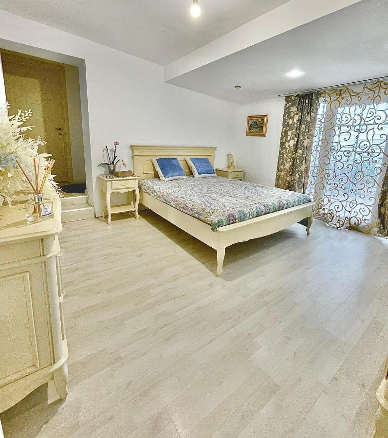Casa In Inima Capitalei Villa Boekarest Buitenkant foto